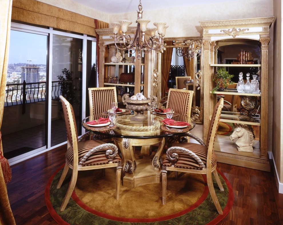 Idee per una piccola sala da pranzo aperta verso il soggiorno mediterranea con pareti beige e pavimento in legno massello medio