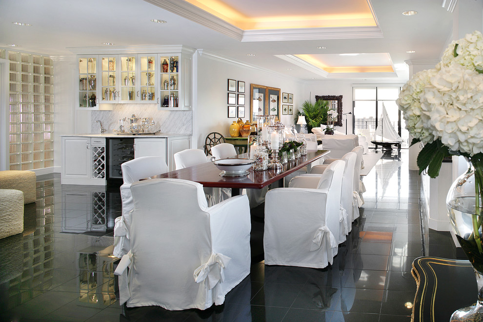 Foto di una grande sala da pranzo aperta verso il soggiorno boho chic con pareti bianche e pavimento in marmo