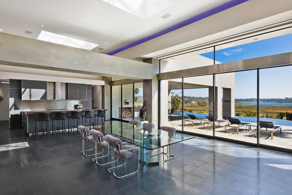 Große Moderne Wohnküche mit grauer Wandfarbe und grauem Boden in Orange County
