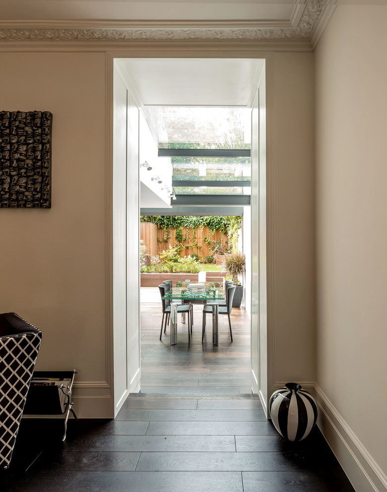Mittelgroße Moderne Wohnküche mit weißer Wandfarbe, dunklem Holzboden und braunem Boden in London