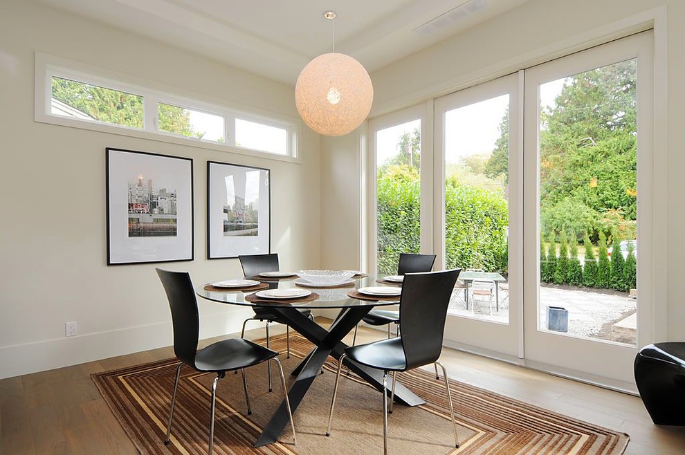 Ispirazione per una sala da pranzo moderna con pareti beige e pavimento in legno massello medio