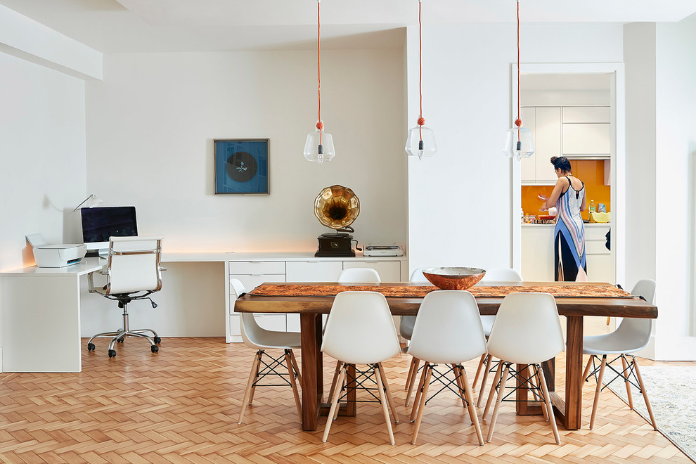 Imagen de comedor moderno de tamaño medio con paredes blancas, suelo de madera en tonos medios y suelo beige