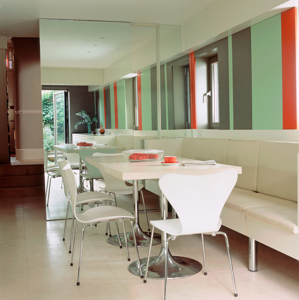 Idee per una piccola sala da pranzo aperta verso la cucina moderna con pavimento con piastrelle in ceramica