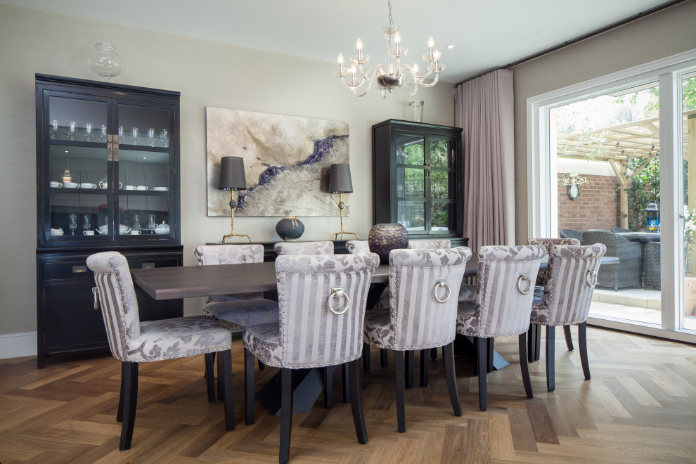 Esempio di una sala da pranzo classica con pareti beige, pavimento in legno massello medio, nessun camino e pavimento marrone