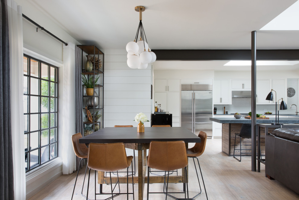 Country Wohnküche ohne Kamin mit weißer Wandfarbe, hellem Holzboden und beigem Boden in Austin