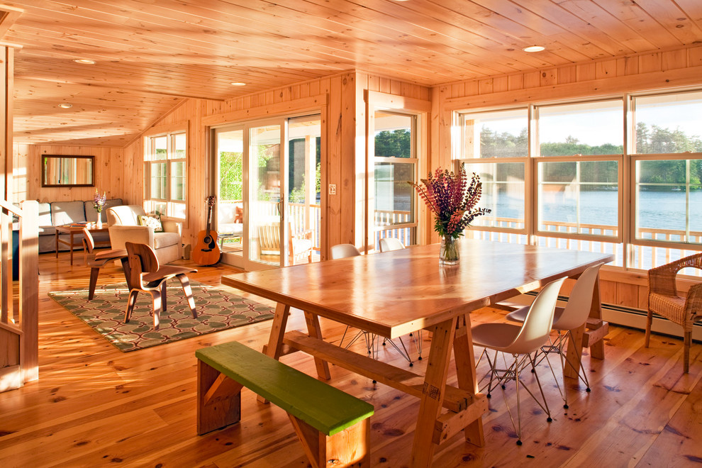 Exemple d'une salle à manger ouverte sur le salon chic avec un mur beige et un sol en bois brun.