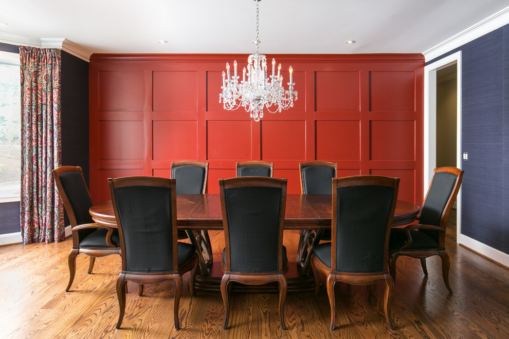 Immagine di una grande sala da pranzo classica chiusa con pareti rosse, pavimento in legno massello medio e pavimento marrone