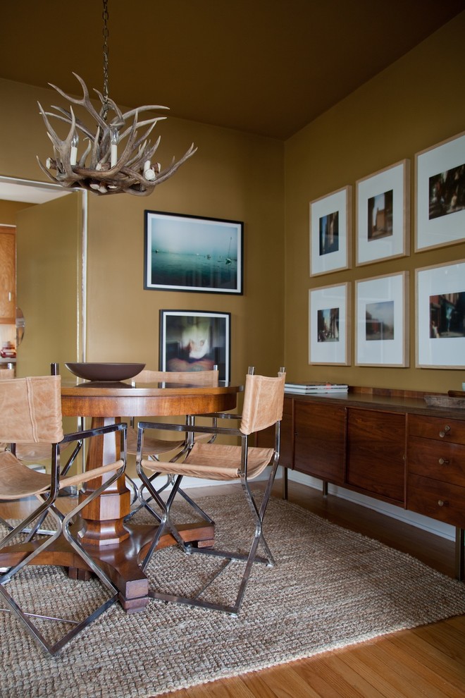 Modernes Esszimmer mit brauner Wandfarbe und braunem Holzboden in Los Angeles