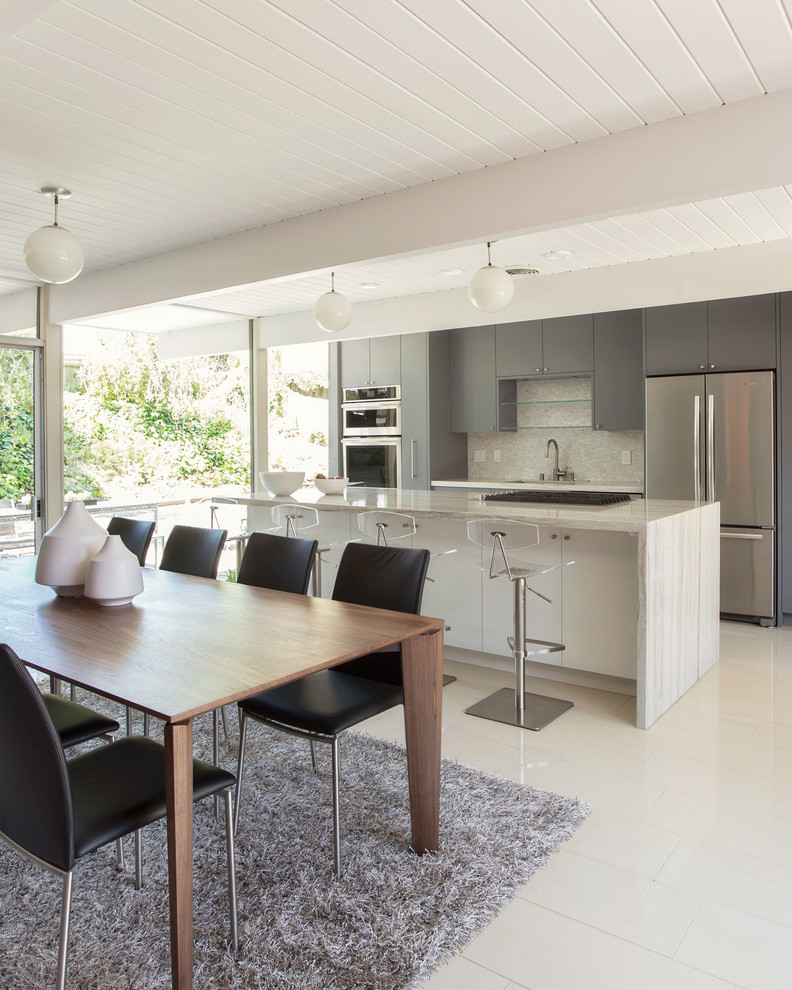 Cette image montre une salle à manger ouverte sur la cuisine vintage de taille moyenne avec un mur gris, un sol en marbre, aucune cheminée et un sol blanc.