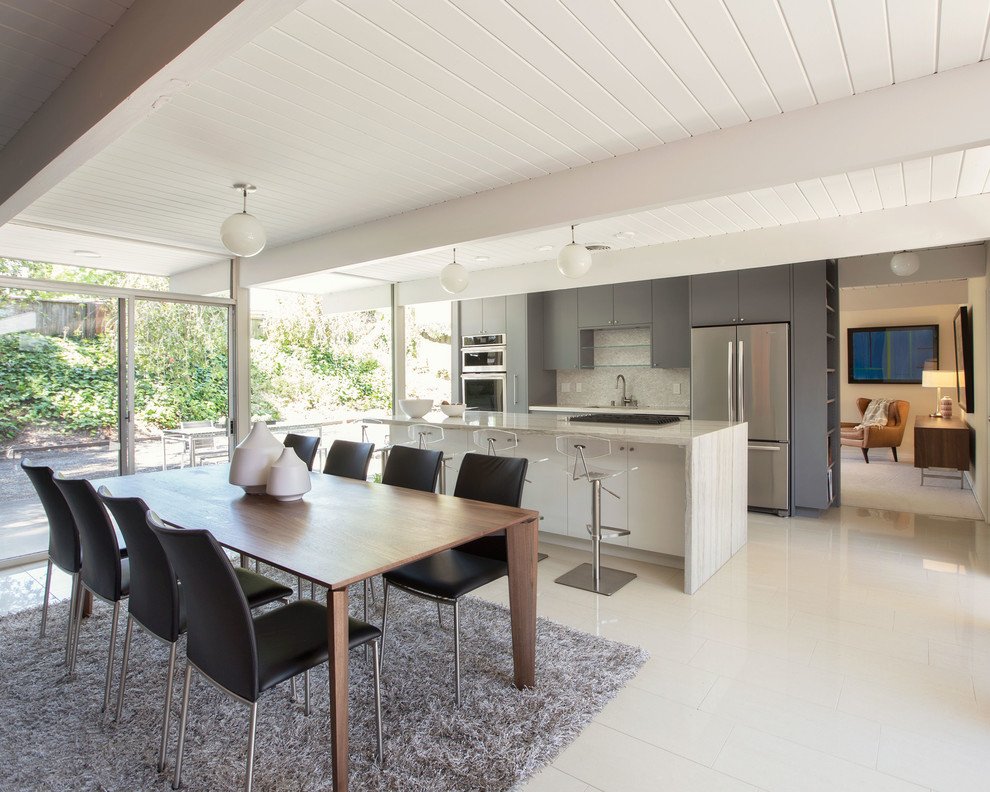 Immagine di una sala da pranzo aperta verso la cucina moderna di medie dimensioni con pareti grigie, pavimento in marmo, nessun camino e pavimento bianco