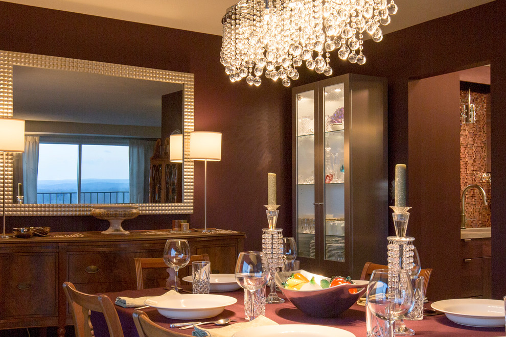 Стильный дизайн: большая отдельная столовая в стиле неоклассика (современная классика) с фиолетовыми стенами, ковровым покрытием и бежевым полом без камина - последний тренд