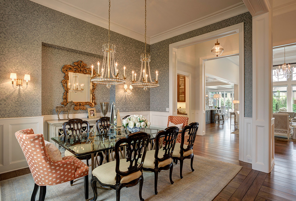 Foto di una grande sala da pranzo aperta verso la cucina tradizionale con pareti grigie e pavimento in legno massello medio
