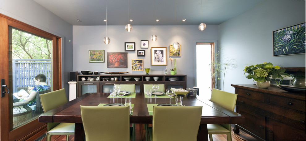 Стильный дизайн: столовая в стиле фьюжн с серыми стенами - последний тренд