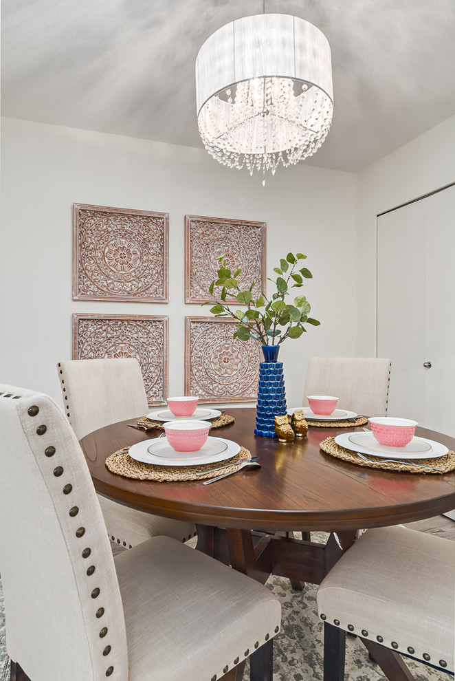 Inspiration pour une petite salle à manger traditionnelle fermée avec un mur blanc, un sol en vinyl, aucune cheminée et un sol gris.
