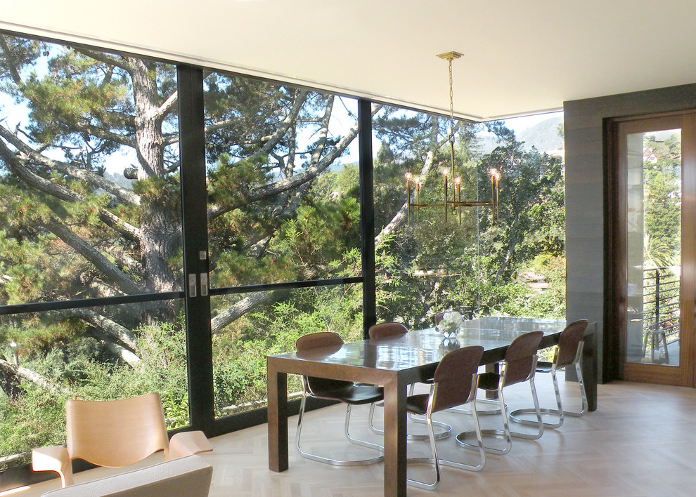 Ispirazione per una sala da pranzo minimalista di medie dimensioni con parquet chiaro e pavimento beige