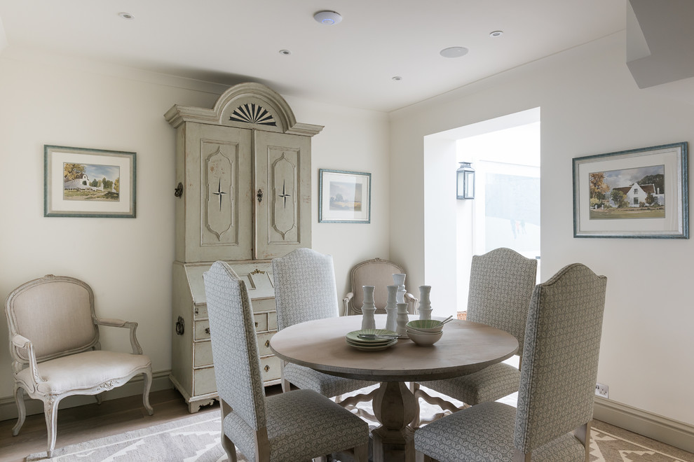 Foto di una sala da pranzo aperta verso il soggiorno shabby-chic style di medie dimensioni con pareti beige, parquet chiaro e nessun camino