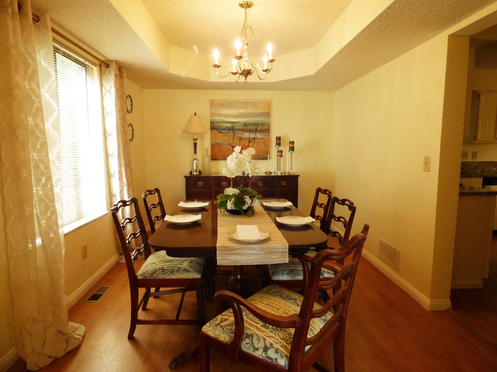 Ispirazione per una piccola sala da pranzo tradizionale con pareti gialle e parquet chiaro