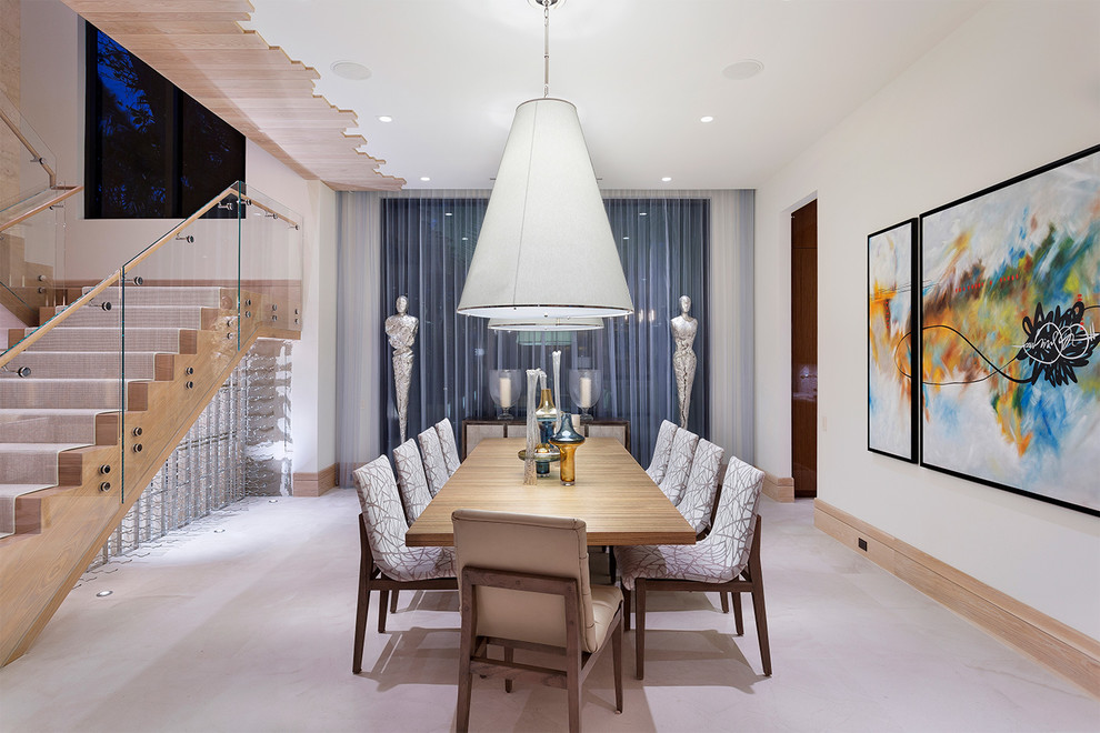 Idee per una sala da pranzo stile marinaro con pareti bianche e pavimento beige