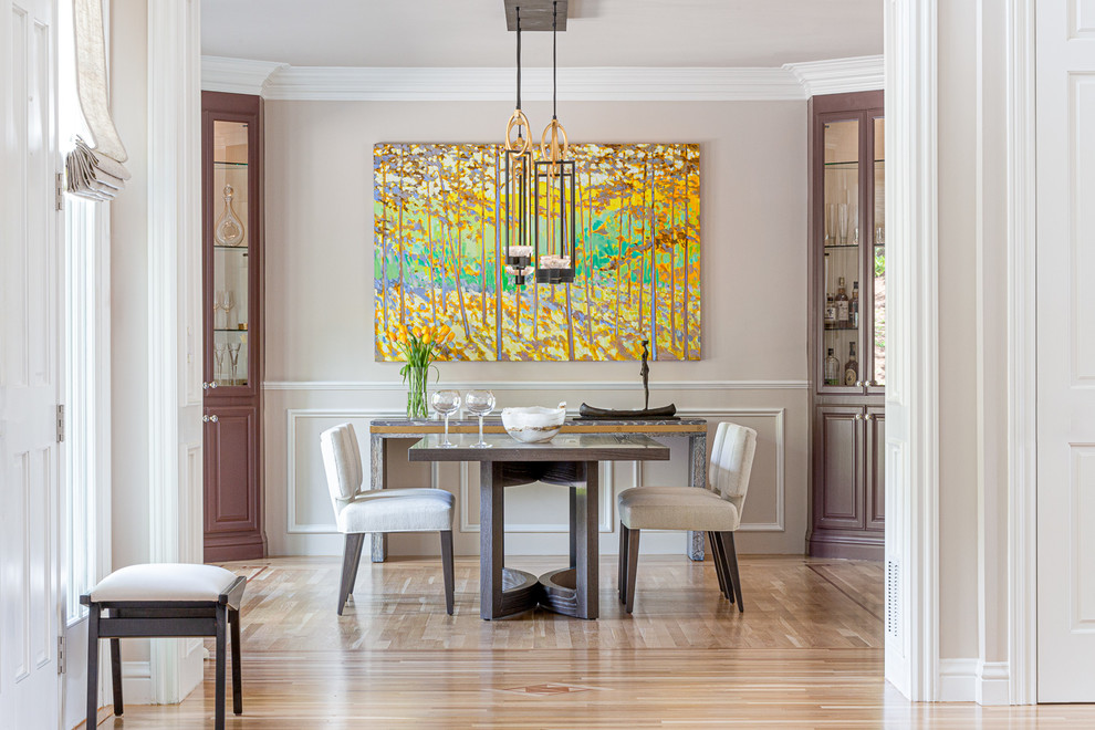 Foto di una sala da pranzo aperta verso il soggiorno design di medie dimensioni con pareti beige e parquet scuro