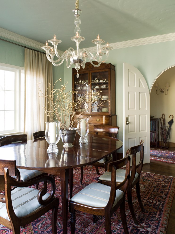 Aménagement d'une salle à manger classique fermée avec un mur bleu et parquet foncé.