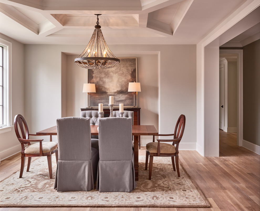 Esempio di una sala da pranzo aperta verso il soggiorno classica di medie dimensioni con pareti beige, parquet chiaro e nessun camino