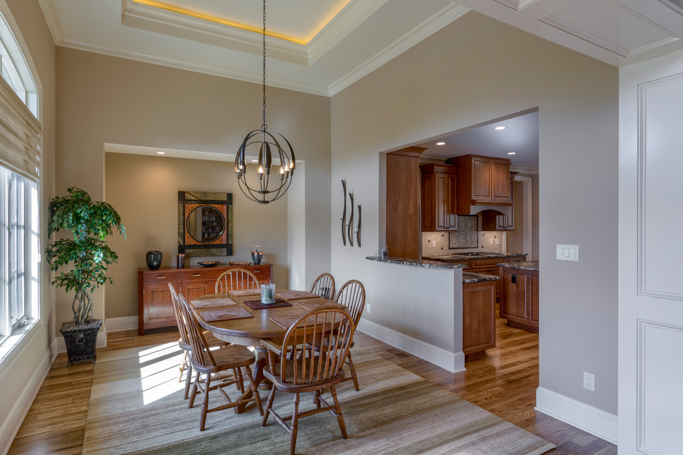 Foto de comedor de cocina clásico grande con paredes beige, suelo de madera en tonos medios y suelo marrón