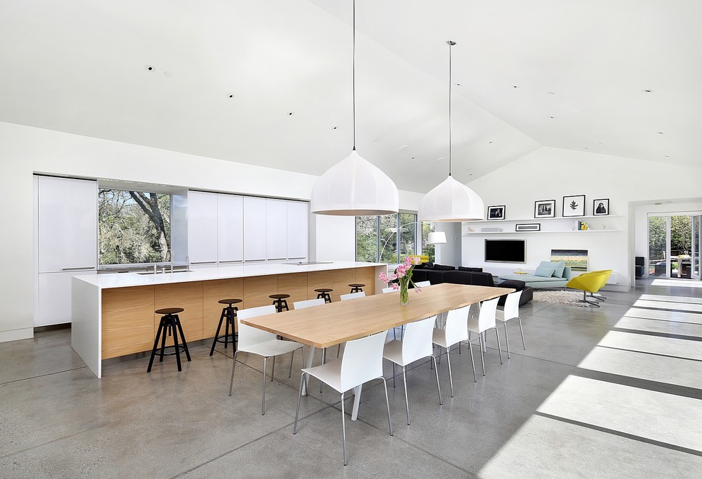Стильный дизайн: гостиная-столовая в современном стиле с бетонным полом - последний тренд
