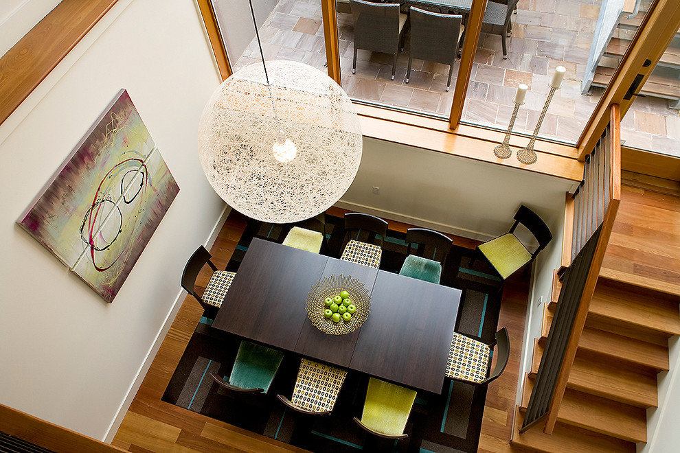 Mittelgroße Moderne Wohnküche ohne Kamin mit weißer Wandfarbe und braunem Holzboden in San Francisco