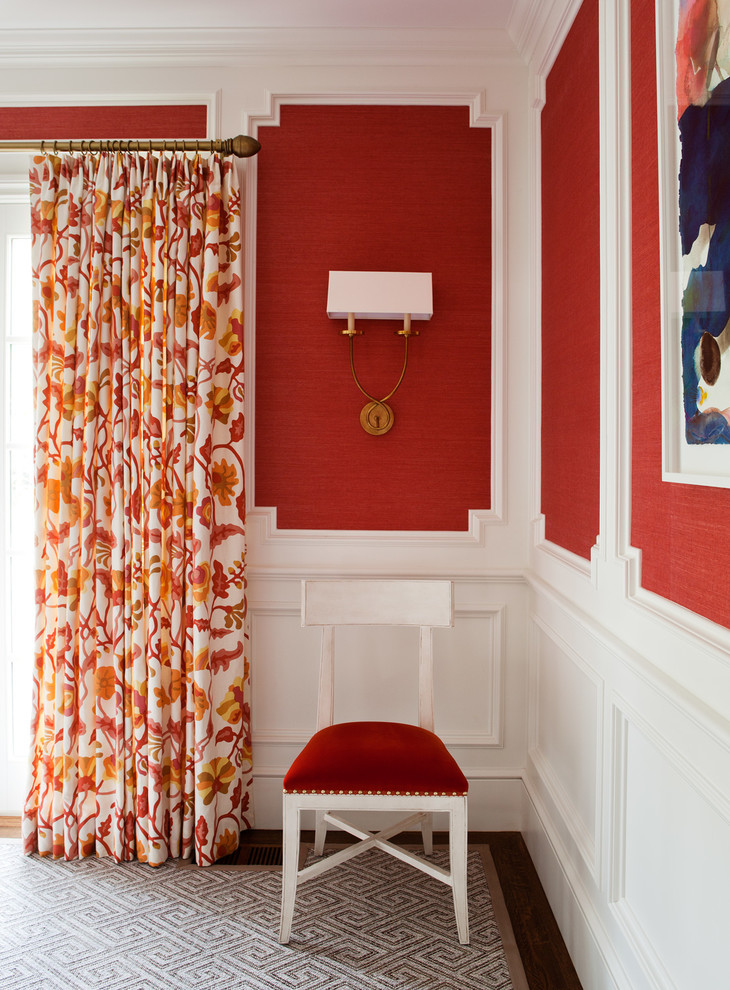 Пример оригинального дизайна: столовая в стиле неоклассика (современная классика) с красными стенами