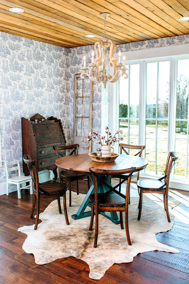 Immagine di una grande sala da pranzo aperta verso la cucina country con pareti blu, pavimento in bambù e pavimento marrone