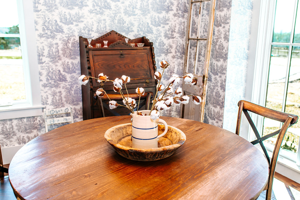 Источник вдохновения для домашнего уюта: большая кухня-столовая в стиле кантри с синими стенами, полом из бамбука и коричневым полом