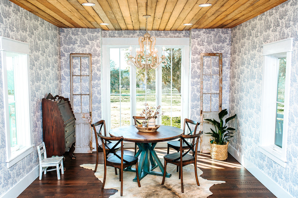 Foto di una grande sala da pranzo aperta verso la cucina country con pareti blu, pavimento in bambù e pavimento marrone