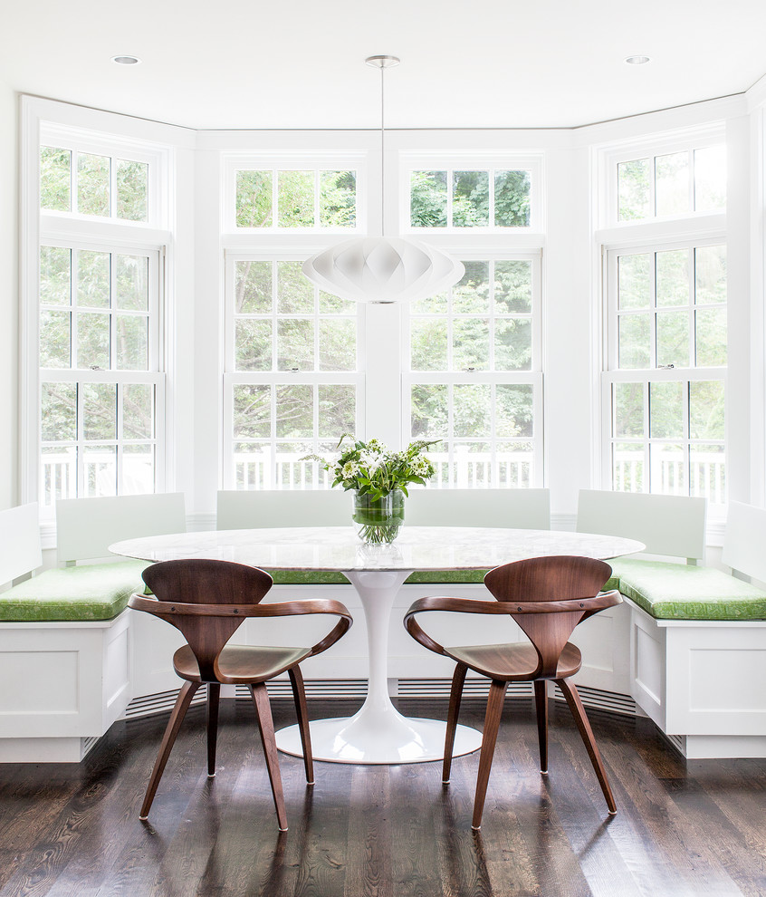 Immagine di una sala da pranzo aperta verso la cucina classica di medie dimensioni con pareti bianche, parquet scuro e nessun camino