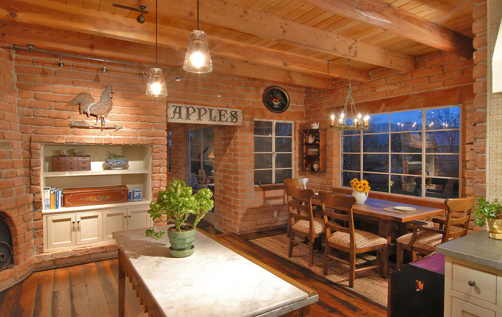Exemple d'une grande salle à manger ouverte sur la cuisine nature avec parquet foncé et une cheminée standard.