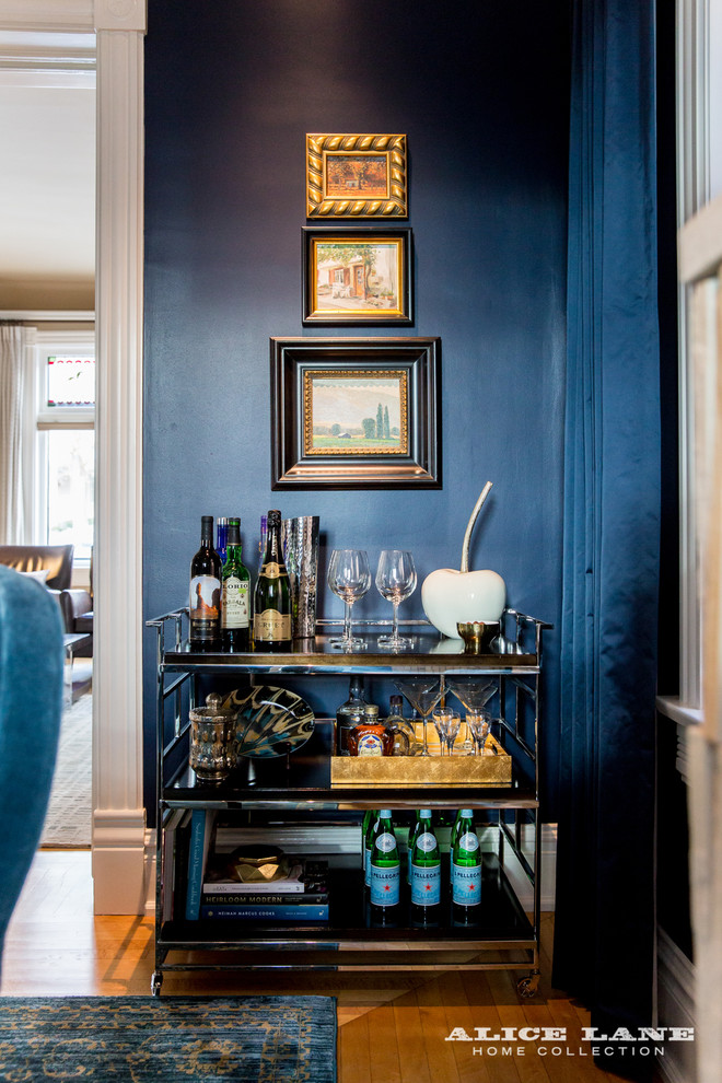 На фото: отдельная столовая среднего размера в стиле неоклассика (современная классика) с синими стенами, паркетным полом среднего тона и коричневым полом без камина с