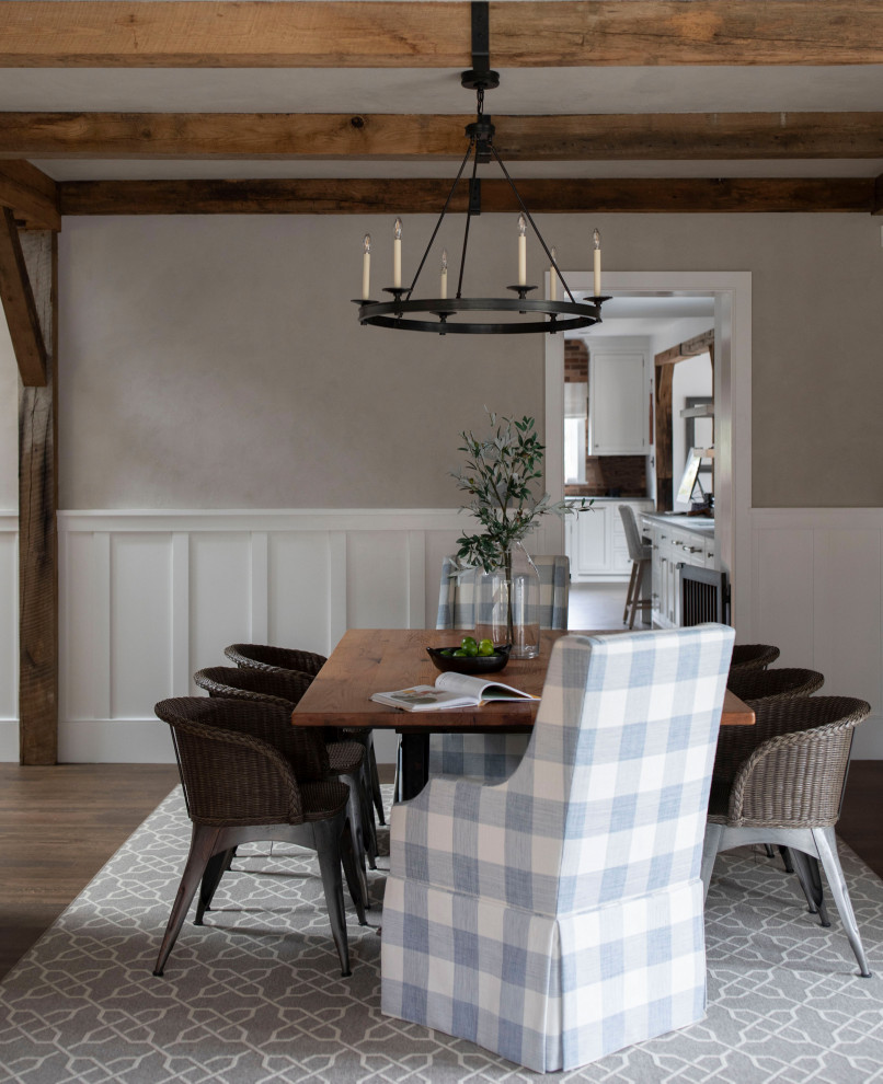 Esempio di una sala da pranzo country di medie dimensioni con pareti grigie, pavimento in legno massello medio, pavimento marrone, travi a vista e boiserie