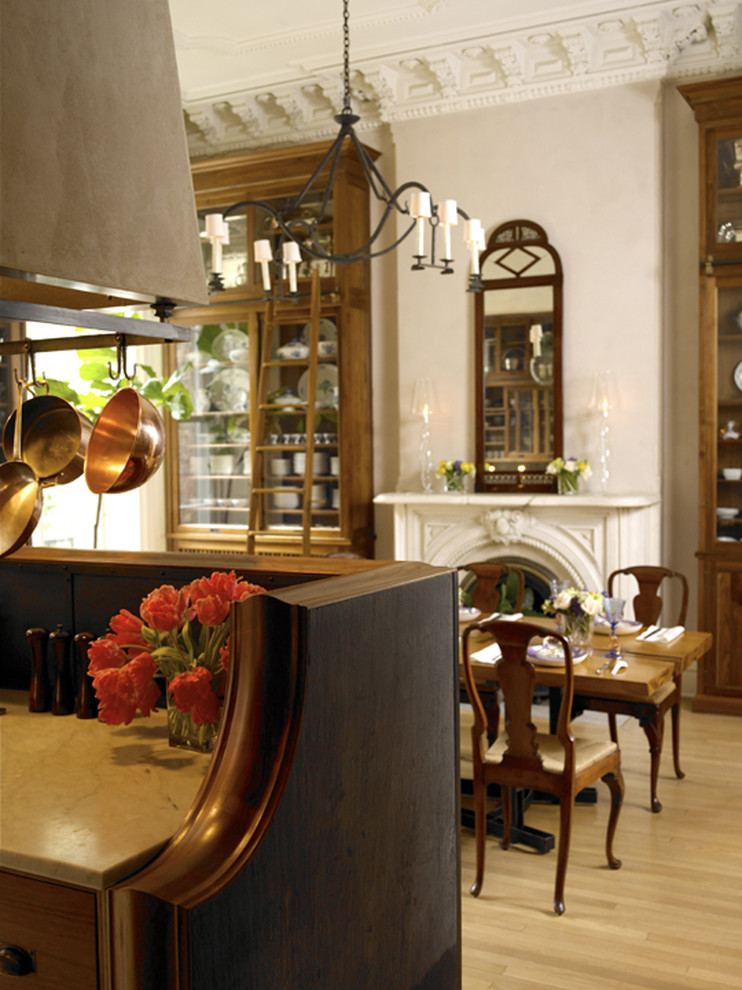 Immagine di una grande sala da pranzo aperta verso la cucina tradizionale con pareti beige e pavimento in legno massello medio