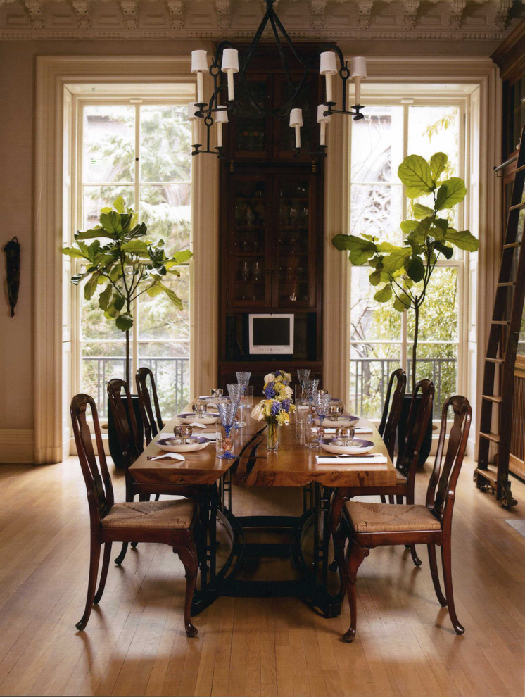 Foto de comedor de cocina clásico grande con paredes beige y suelo de madera en tonos medios
