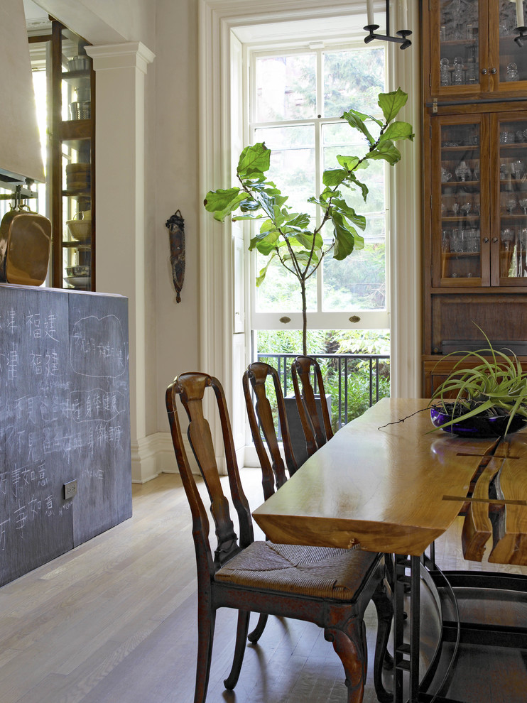 Foto di una grande sala da pranzo aperta verso la cucina classica con pareti beige e pavimento in legno massello medio