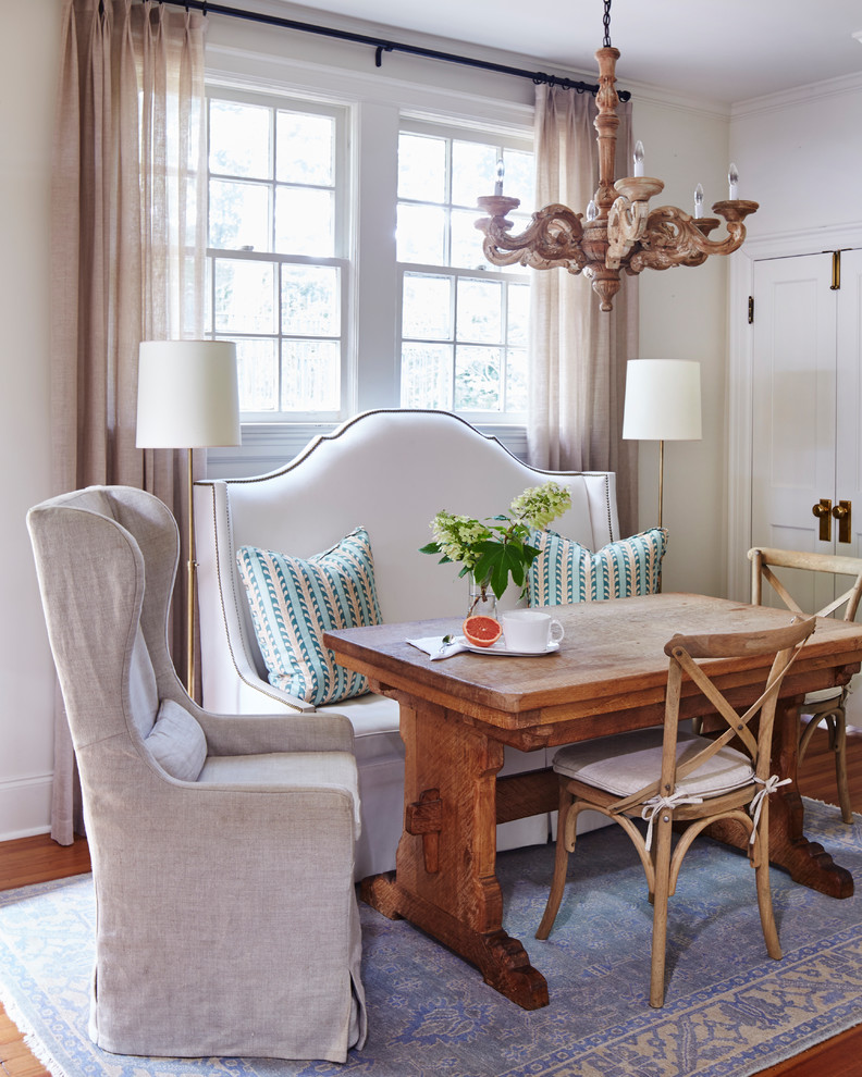 Источник вдохновения для домашнего уюта: столовая в классическом стиле с белыми стенами, паркетным полом среднего тона и коричневым полом