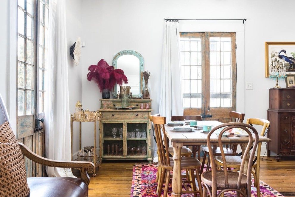 Idee per una sala da pranzo bohémian con pareti bianche, pavimento in legno massello medio e pavimento marrone