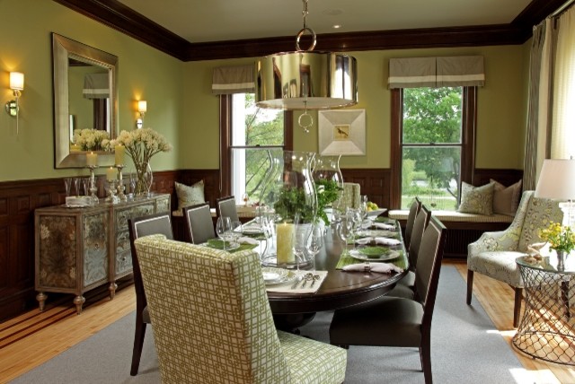 На фото: огромная отдельная столовая в классическом стиле с зелеными стенами и паркетным полом среднего тона