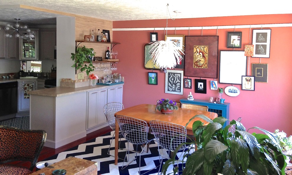 На фото: маленькая кухня-столовая в стиле фьюжн с паркетным полом среднего тона и розовыми стенами для на участке и в саду