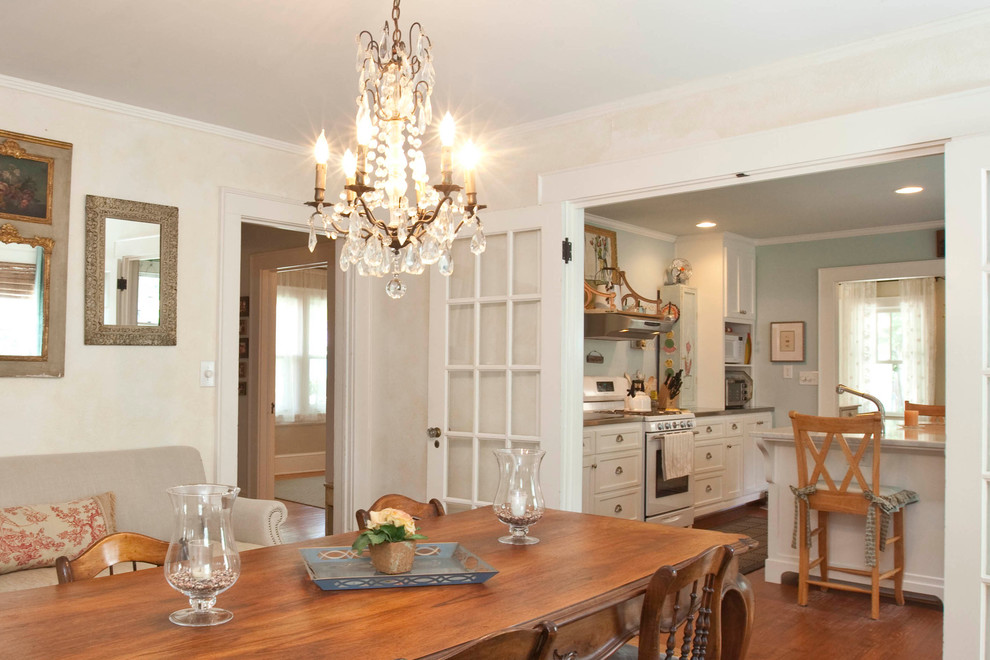 Dining room - traditional dining room idea in Wilmington