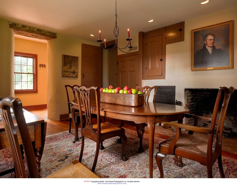 Landhausstil Esszimmer mit beiger Wandfarbe, braunem Holzboden und Kamin in Wilmington
