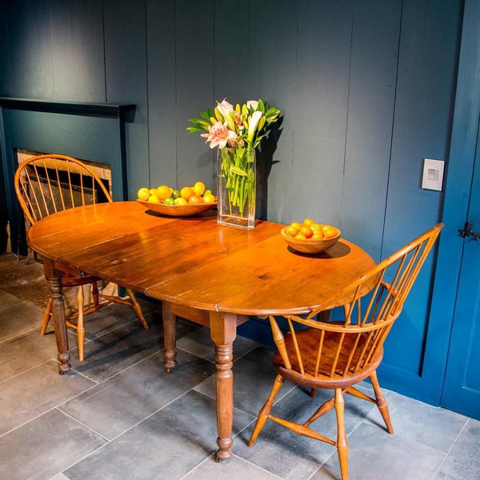 Идея дизайна: маленькая кухня-столовая в стиле кантри с синими стенами, полом из травертина и серым полом без камина для на участке и в саду