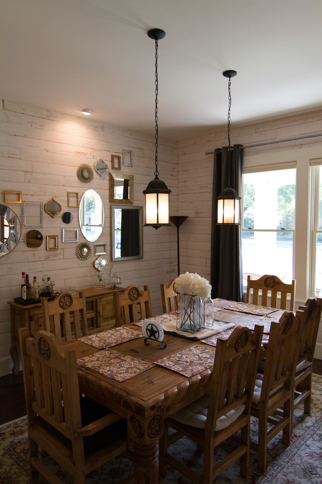 Diseño de comedor de estilo de casa de campo de tamaño medio cerrado sin chimenea con paredes blancas