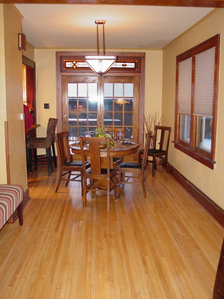 Foto de comedor de cocina de estilo americano de tamaño medio con paredes amarillas y suelo de madera clara