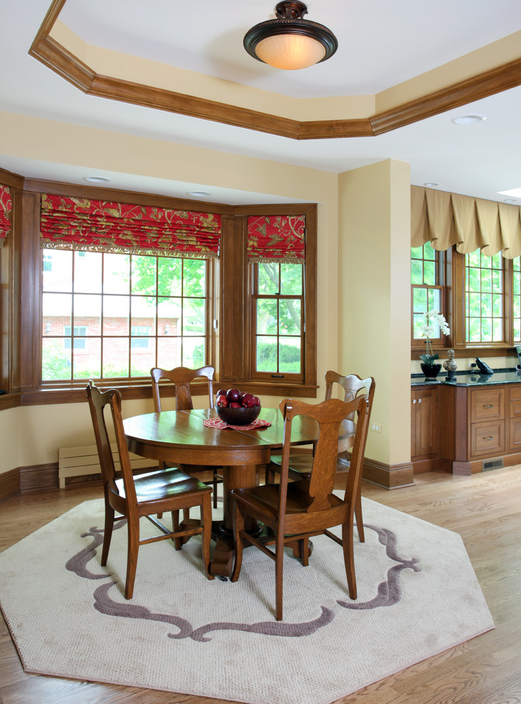 Esempio di una sala da pranzo aperta verso il soggiorno tradizionale di medie dimensioni con pareti beige e pavimento in legno massello medio