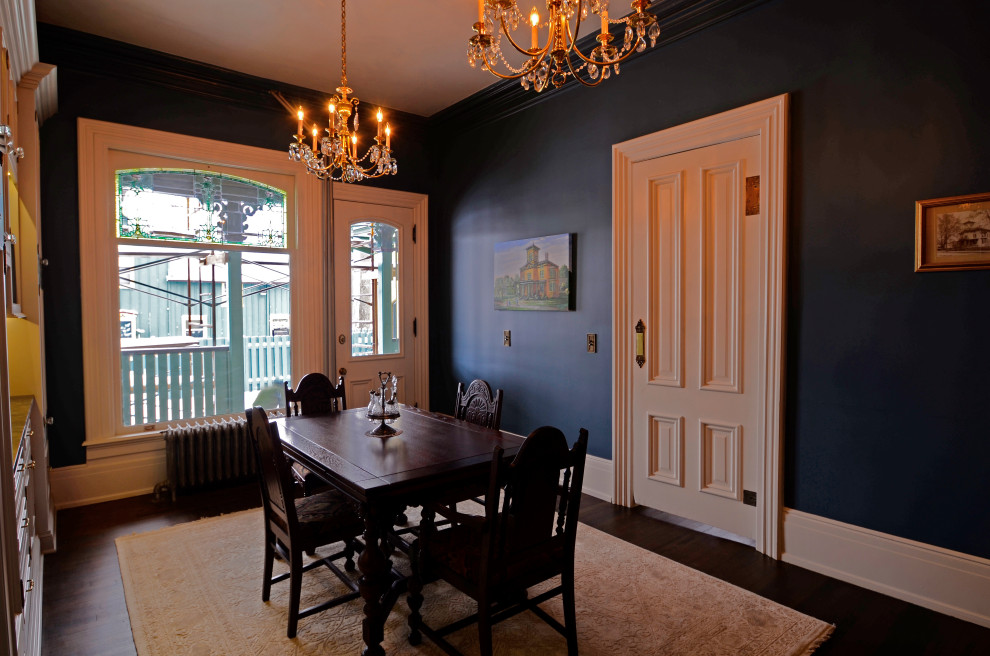 Idee per una sala da pranzo vittoriana con pareti blu e parquet scuro